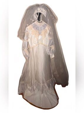 Ivory Lace Wedding Dress with Veil